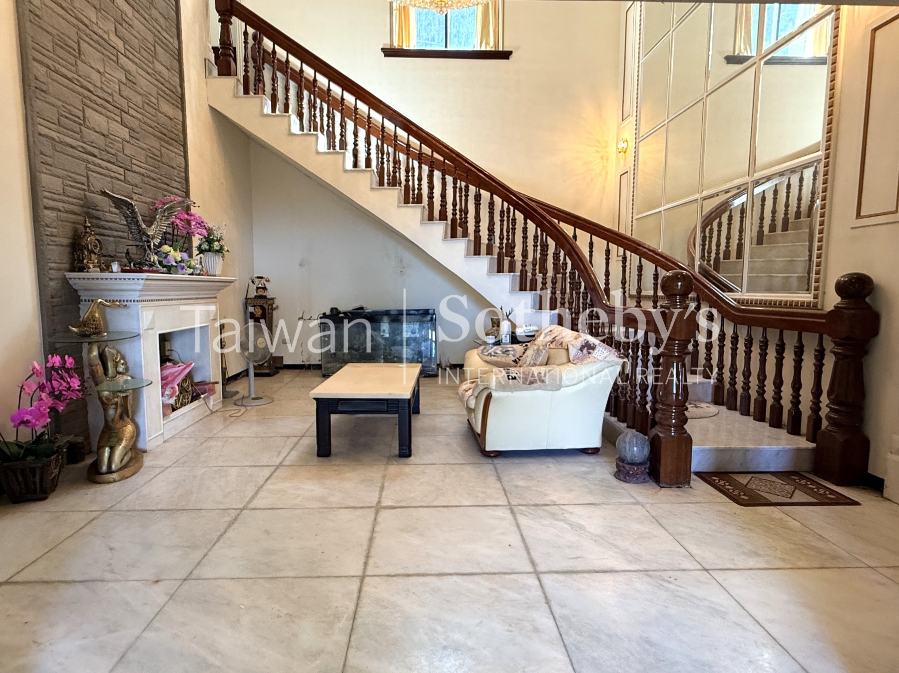 淡水小坪頂千坪秘境泳池別墅室內照