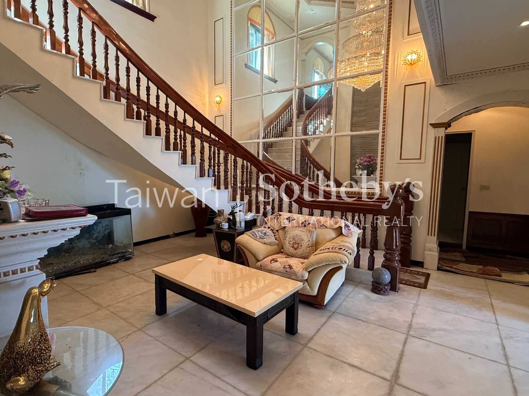 淡水小坪頂千坪秘境泳池別墅室內照