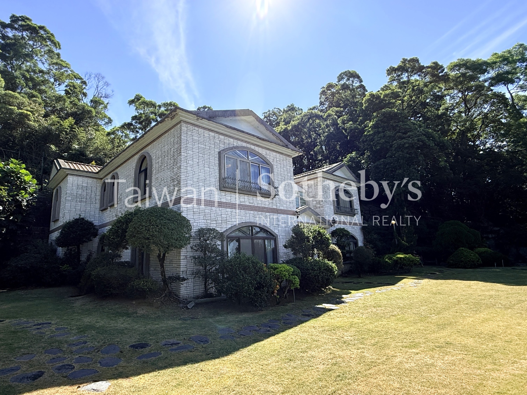 淡水小坪頂千坪秘境泳池別墅建物外觀