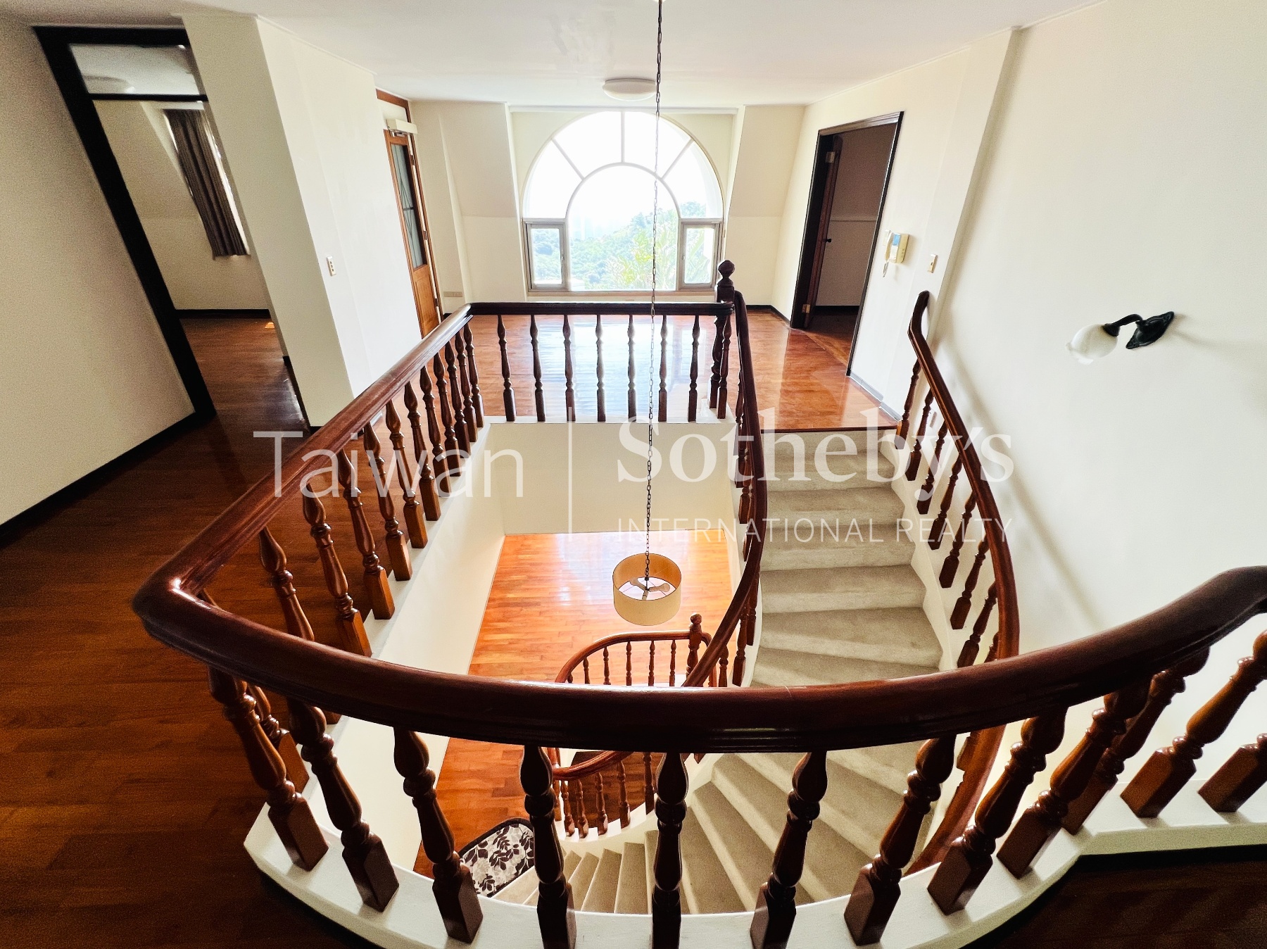 紅頂山城景觀別墅室內照