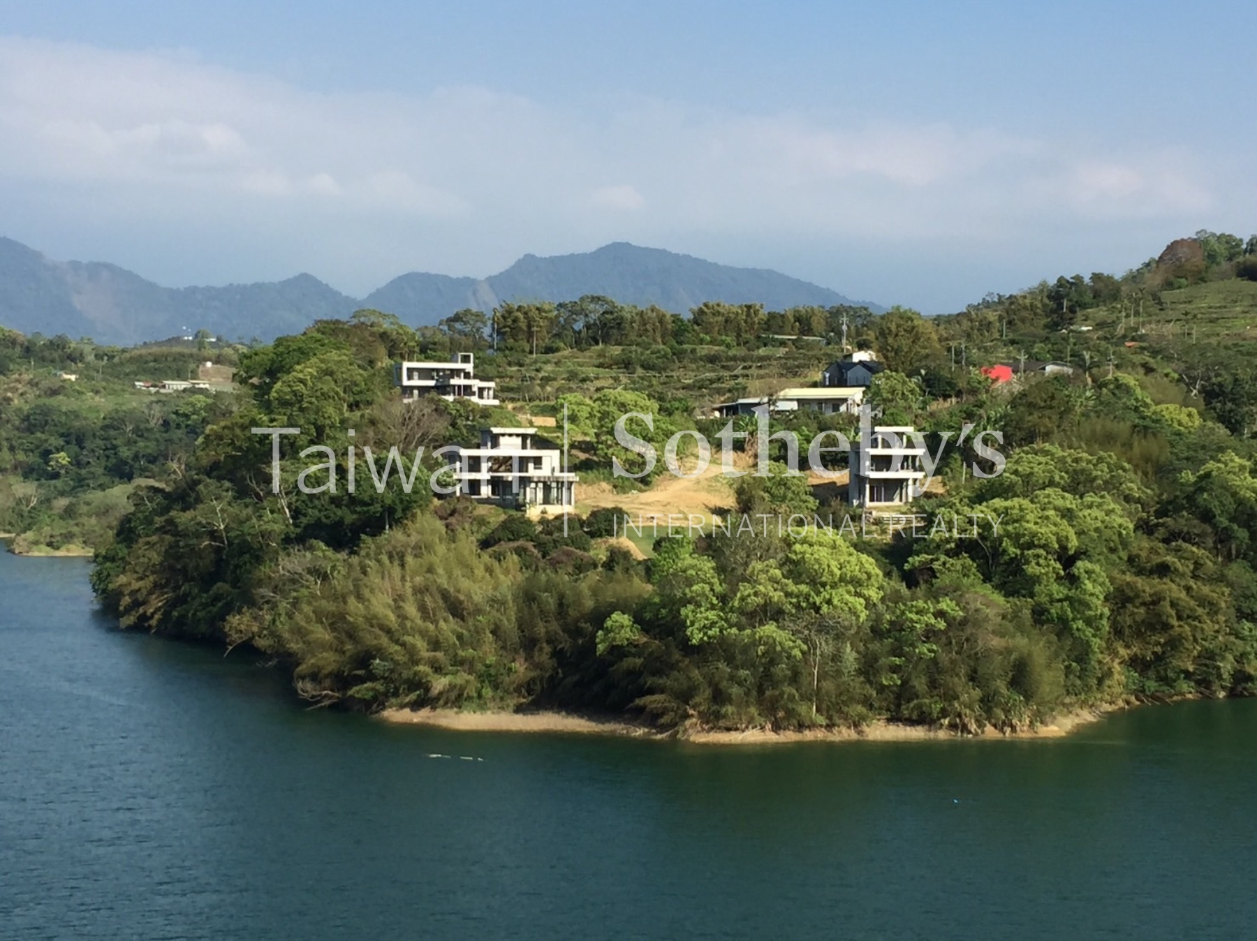 苗栗 鯉魚潭 湖畔 珍稀新美墅 A現場實景