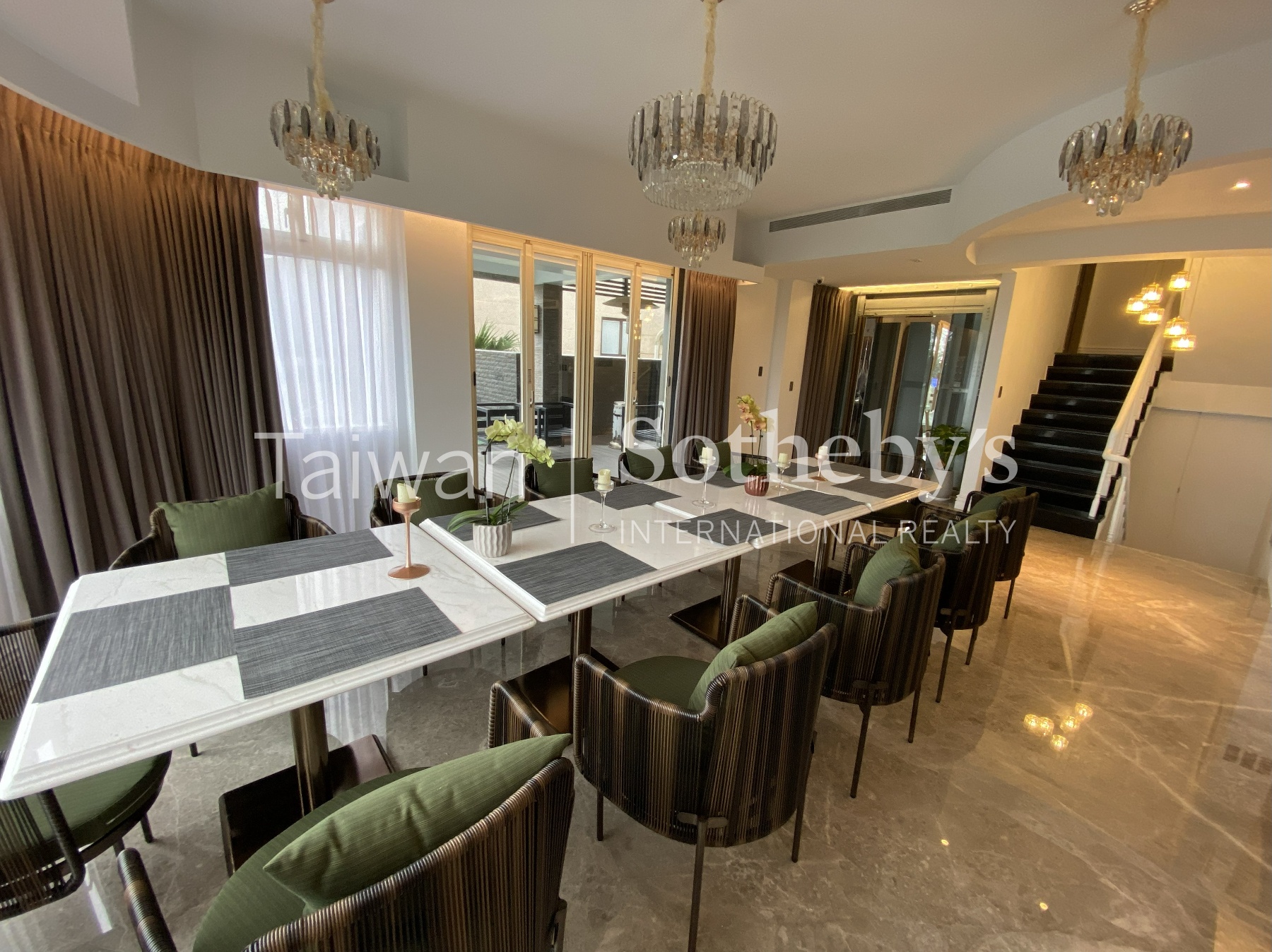 企業成功人士奢華比佛利招待會館室內照