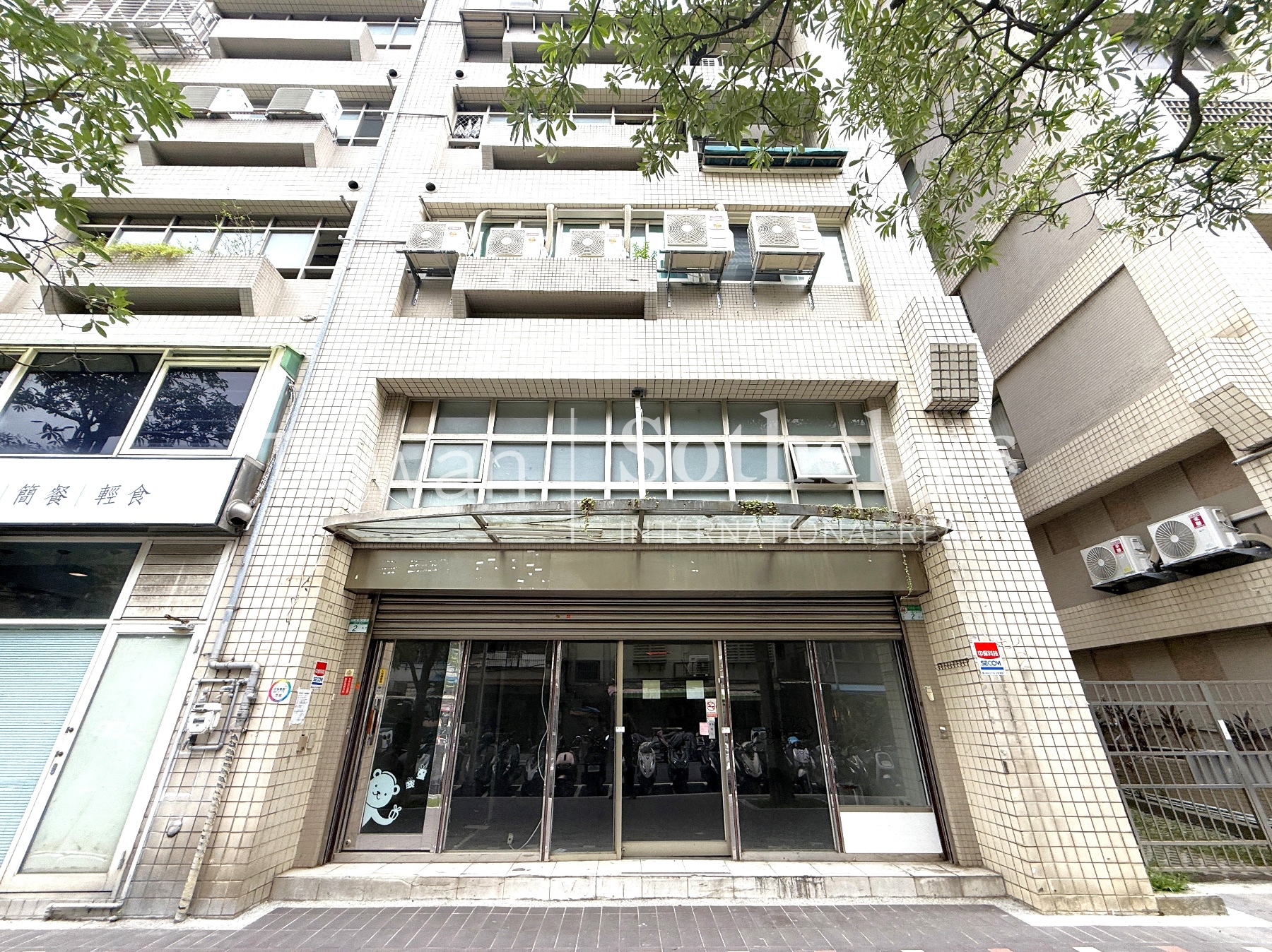 西湖捷運.近內科.稀有金店辦建物外觀